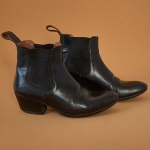 BLACK LEATHER JOHN FLUEVOG CHELSEA BOOTS - SIZE 36